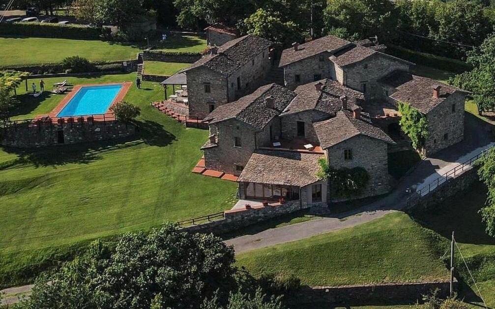 een luchtzicht op een groot huis met een zwembad bij Costa D'Orsola in Pontremoli