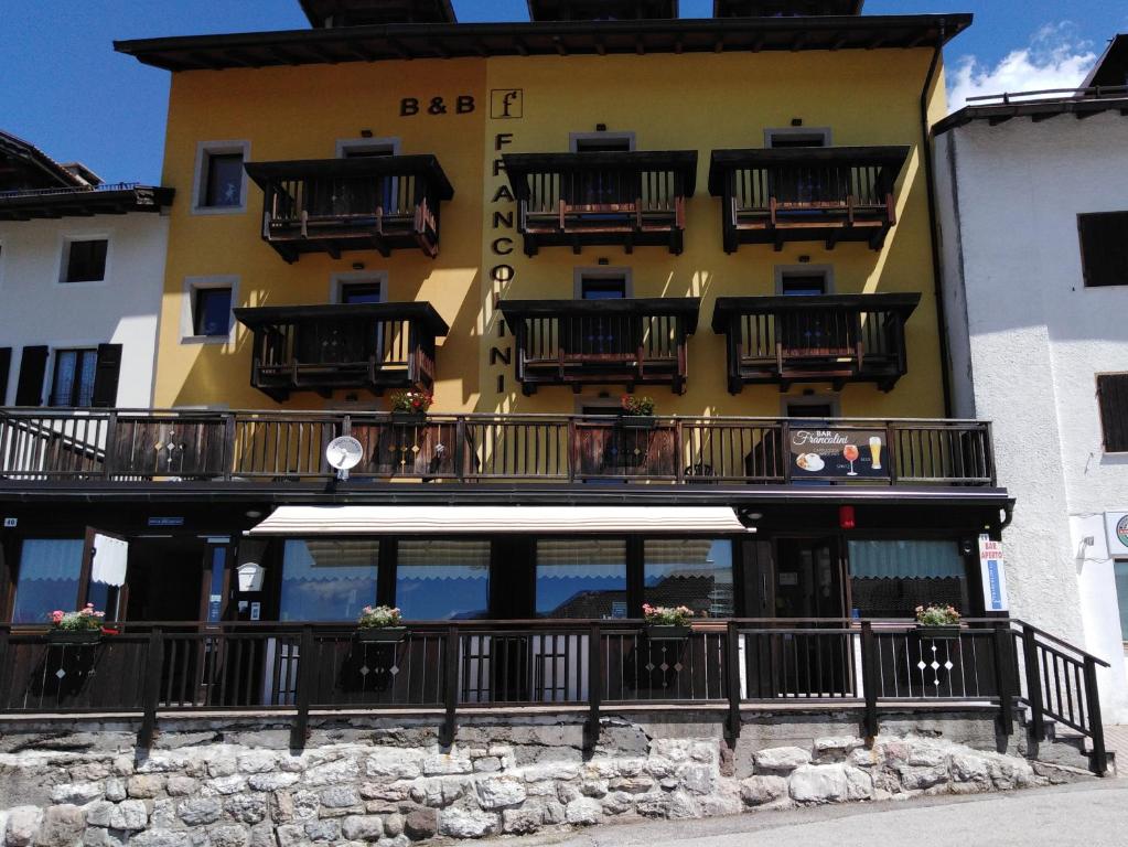 un edificio con balcones en un lateral en Hotel B&B Francolini en Folgaria