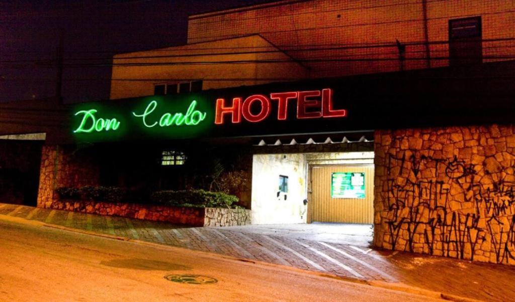 um edifício com uma placa que diz bon cadela hotel em HOTEL Don Carlo em São Bernardo do Campo