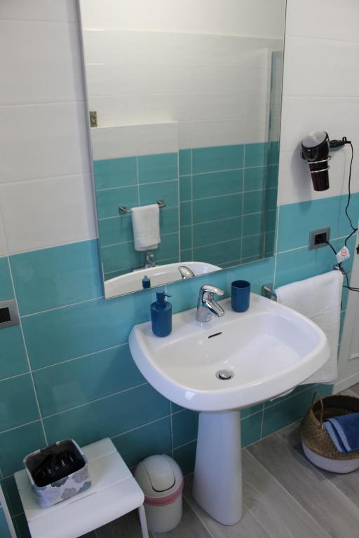 A bathroom at Appartamento Via dei Fabbri Navali