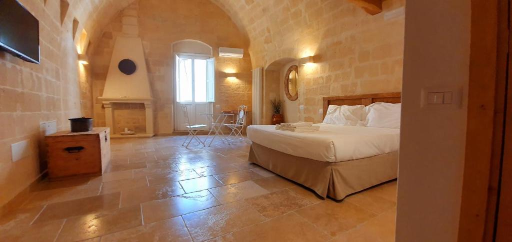 una camera con letto e parete in pietra di Due forni affittacamere a Matera