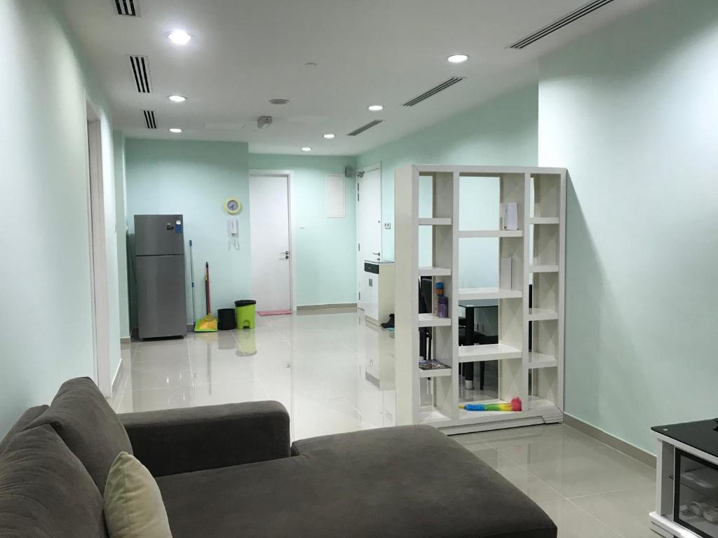 salon z kanapą i lodówką w obiekcie KLCC Apartment w Kuala Lumpur