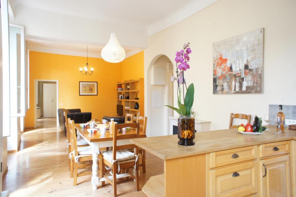 une cuisine et une salle à manger avec une table et des chaises dans l'établissement Ze Perfect Place - Spacieux appartement - Cours Saleya - 2 CHB - 2 SDB - AC, à Nice