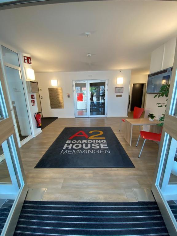 un vestíbulo de oficina con una alfombra en el suelo en A2 Boarding House Memmingen en Memmingen