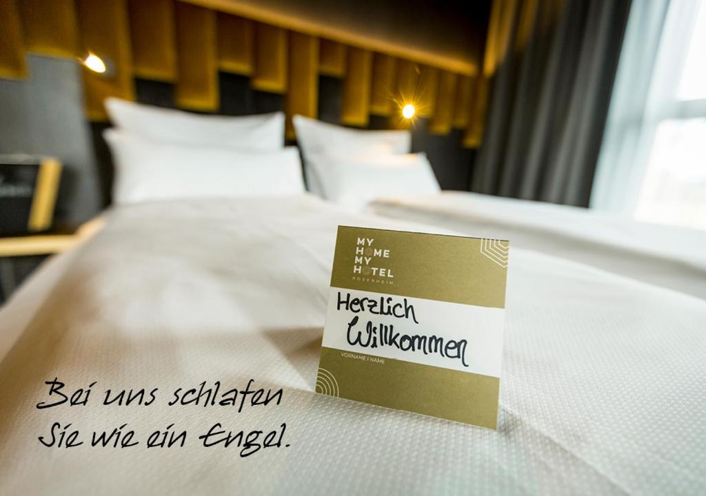Postel nebo postele na pokoji v ubytování MY HOME MY HOTEL Rosenheim