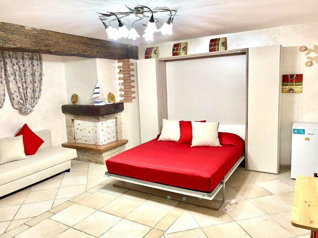 ガエータにあるMonolocale King AlMar con parcheggio autoのベッドルーム(赤いベッド1台、暖炉付)