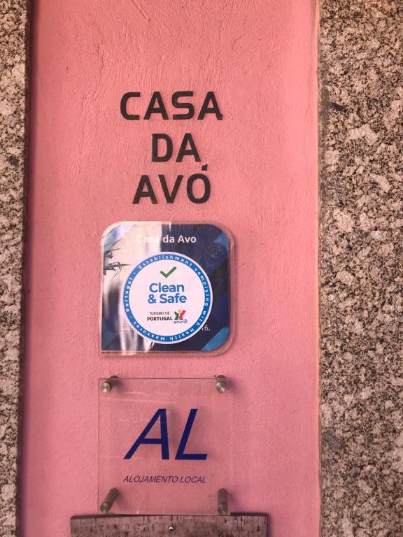 une porte rose avec les mots casa da awo sur elle dans l'établissement Casa da Avo, à Gerês