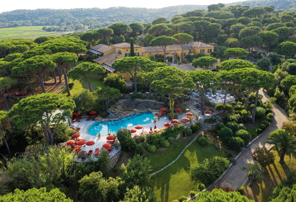 - une vue aérienne sur un complexe avec une piscine dans l'établissement Hôtel Villa Marie Saint Tropez, à Saint-Tropez