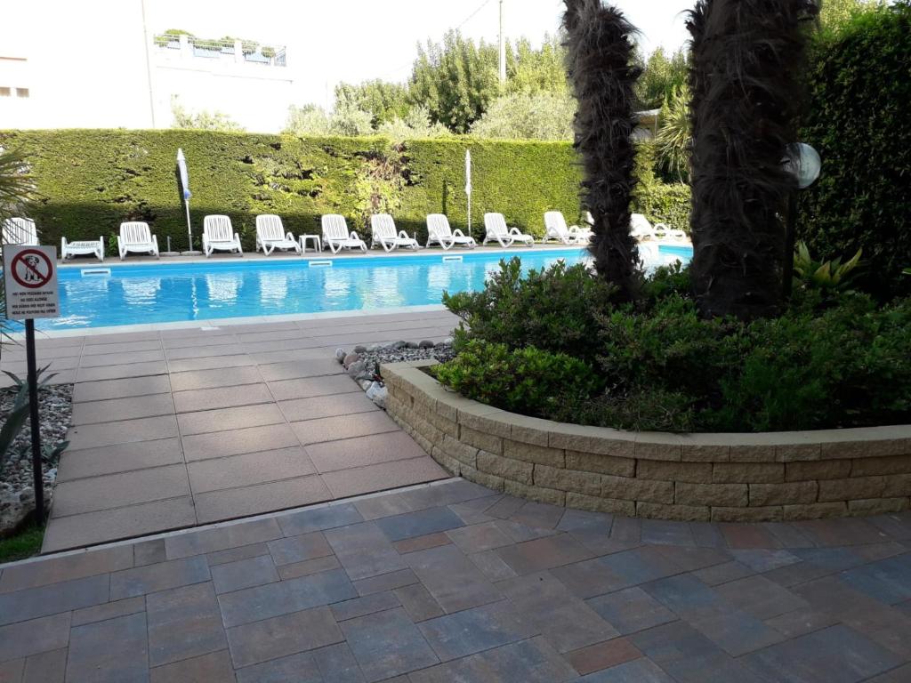 Bazén v ubytování Hotel Fornaci nebo v jeho okolí