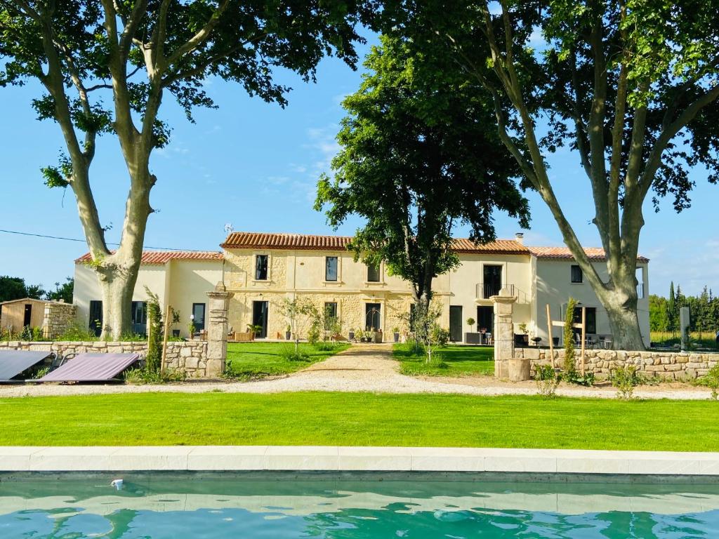 widok na dom z basenem w obiekcie MAS DES 2 PLATANES w mieście Arles