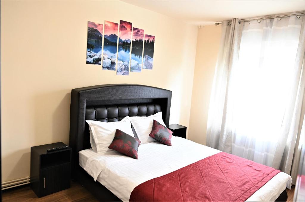 1 dormitorio con 1 cama con manta roja y blanca en Marin Hotel Apartment en Braşov