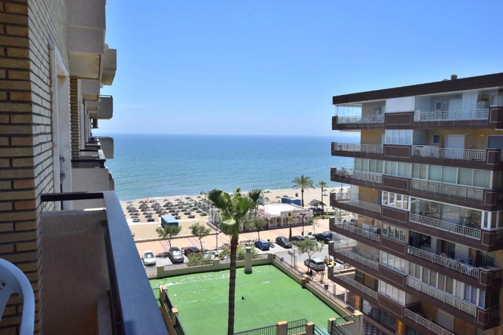 desde el balcón de un edificio con vistas a la playa en Apartamento Ronda IV, en Fuengirola