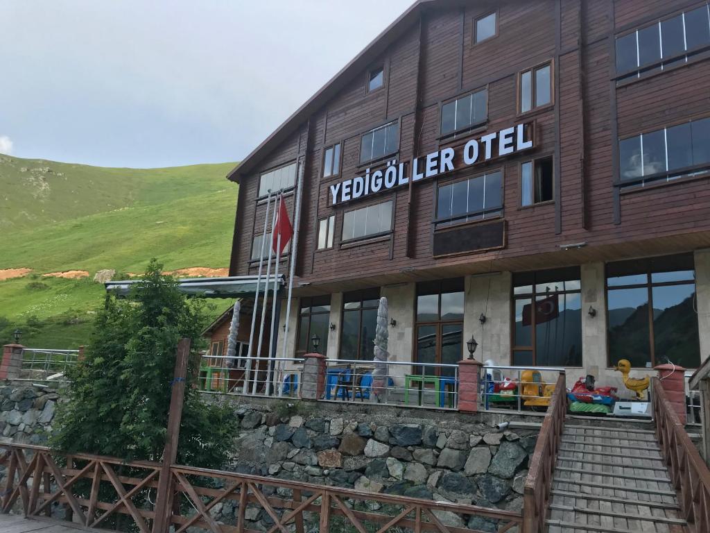 un bâtiment en bois avec un panneau. dans l'établissement Yedigoller Hotel & Restaurant, à Uzungöl