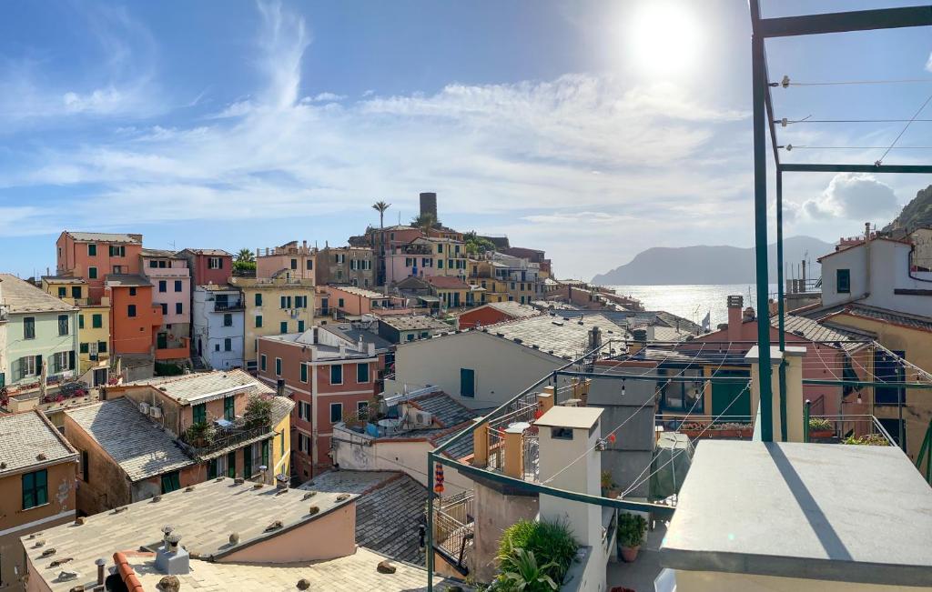 uma vista para uma cidade a partir do telhado de um edifício em Solemagia em Vernazza