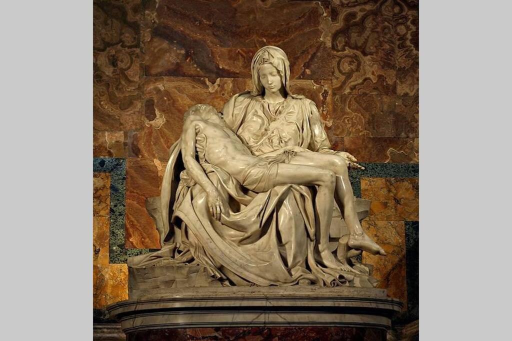 una estatua de una mujer sentada en un pedestal en DOLCI SOGNI ROMANI SENZA SCALE O BARRIERE, en Roma