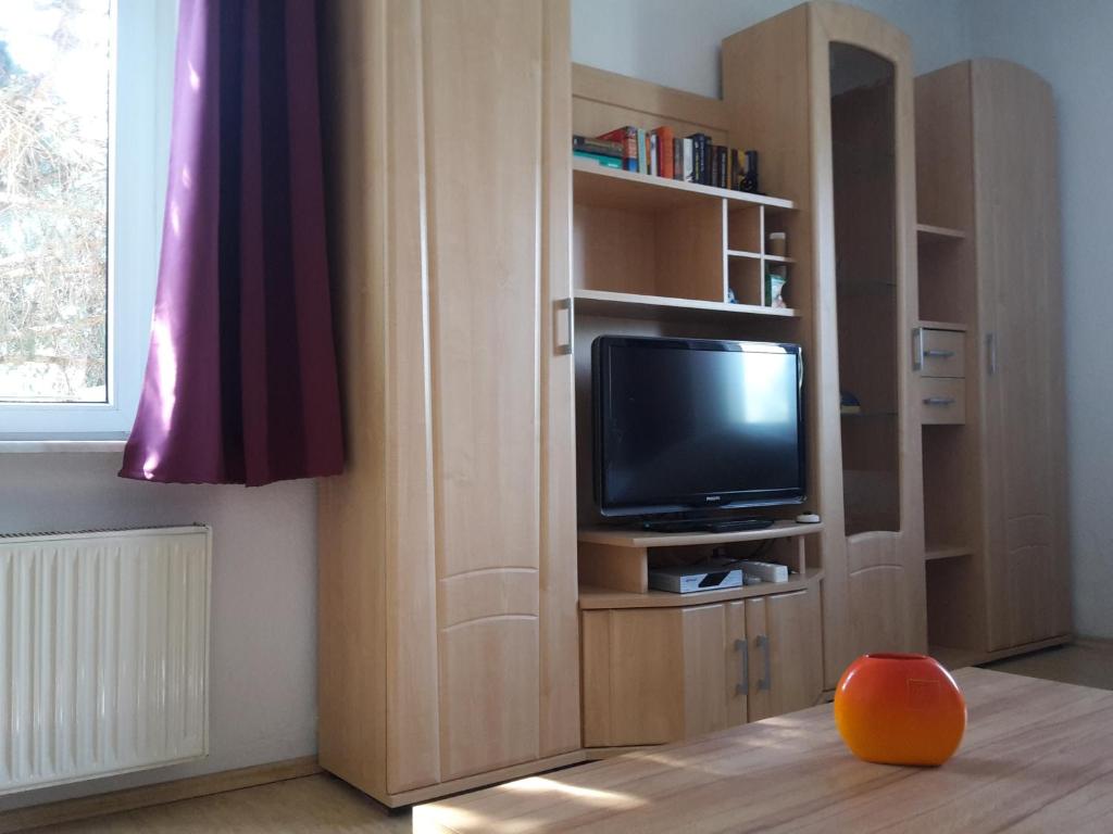 einen kleinen Schrank mit einem TV in einem Zimmer in der Unterkunft Ferienwohnung Dresden West in Dresden