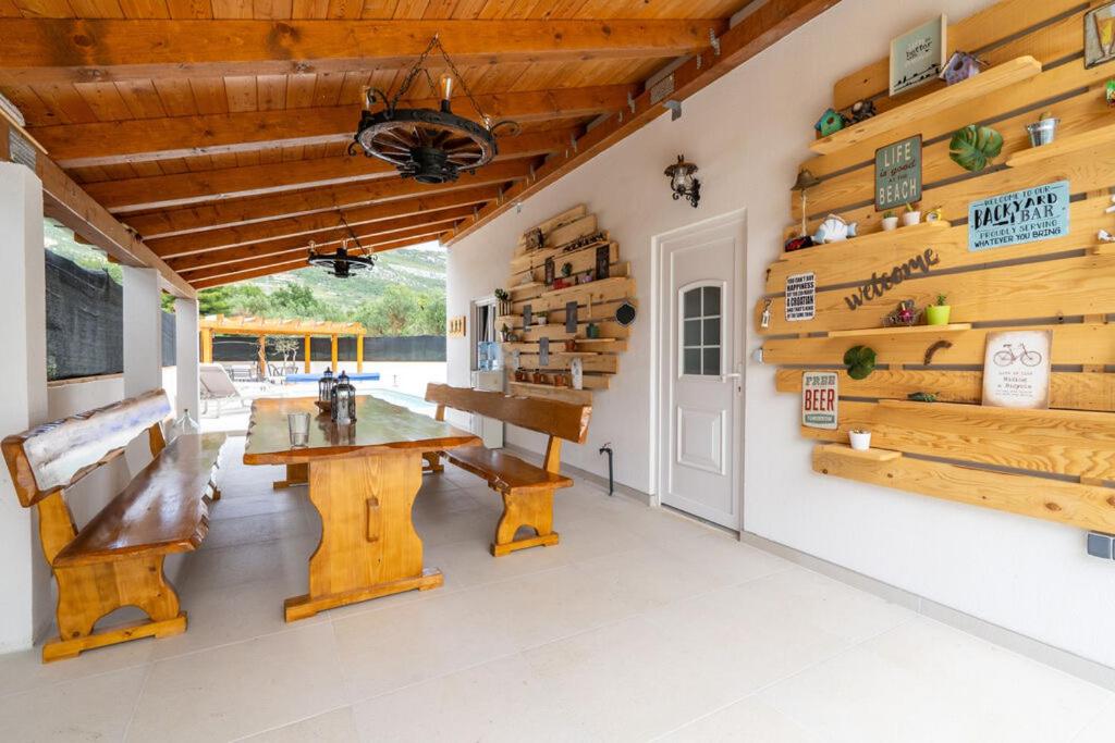 Televízia a/alebo spoločenská miestnosť v ubytovaní Villa Bliss , Kastela - Croatia