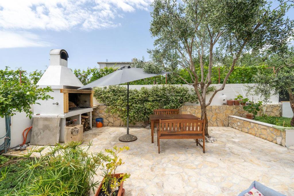 Vonkajšia záhrada v ubytovaní Villa Bliss , Kastela - Croatia