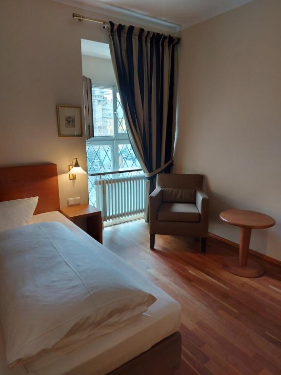 Postel nebo postele na pokoji v ubytování Hotel Kaiserhof am Dom