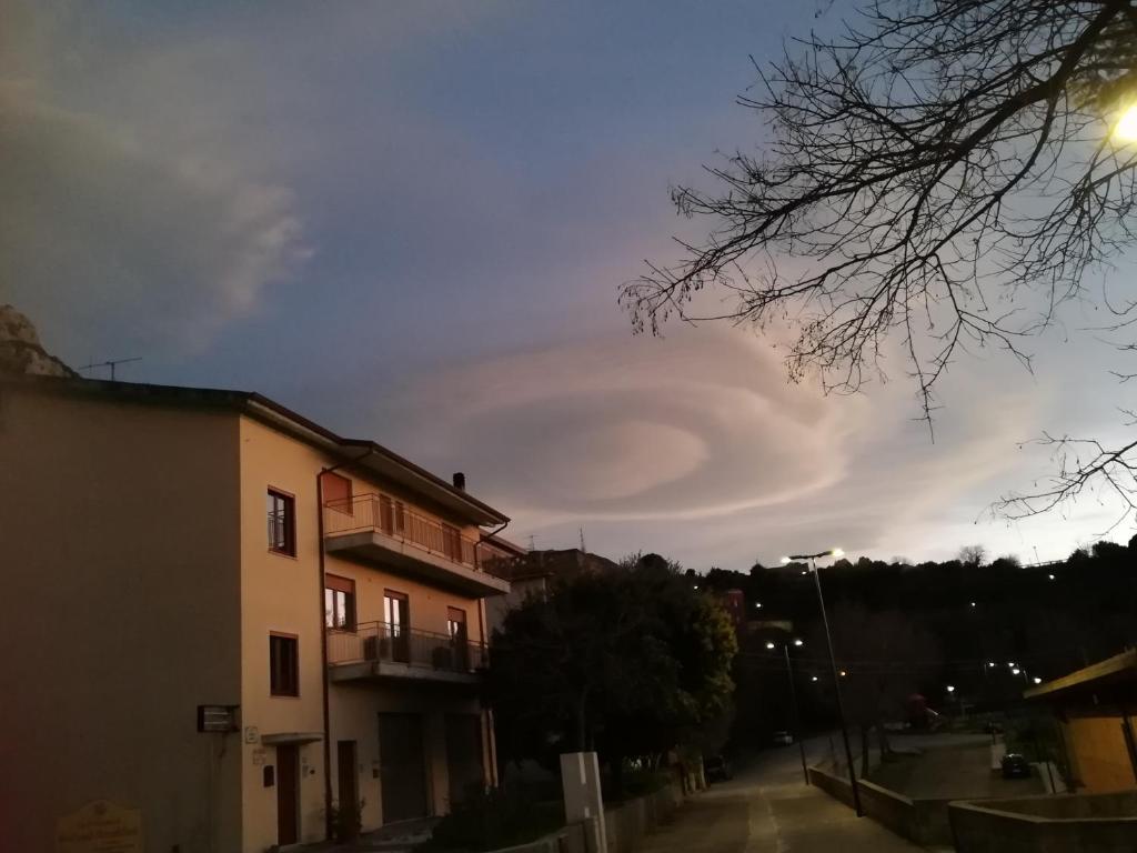 un cielo nublado sobre un edificio en una calle en B&B Da Francesca, en Dorgali