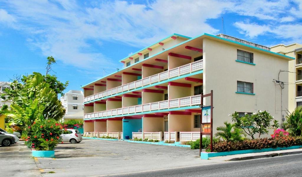 un hotel con un estacionamiento delante de él en Melrose Beach Apartments Inc en Bridgetown