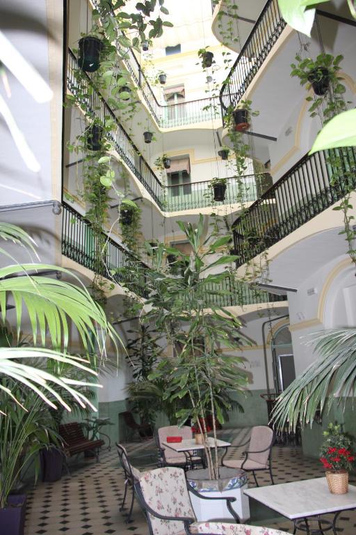 um quarto com um monte de plantas e escadas em Hotel Peninsular em Barcelona