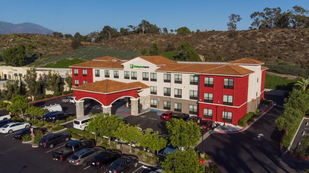 Una vista aérea de un hotel con estacionamiento. en Holiday Inn Express &amp; Suites - Lake Forest by IHG, en Lake Forest
