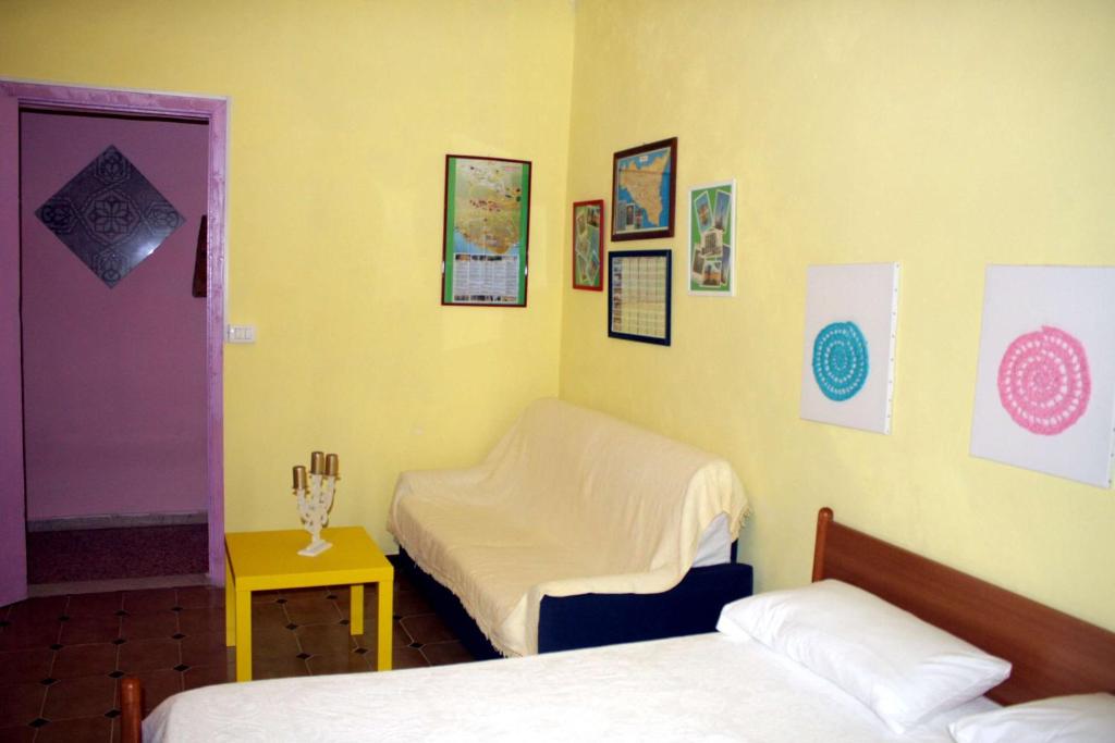 莫賽村的住宿－Piccoledonne，一间设有两张床和紫色门的房间