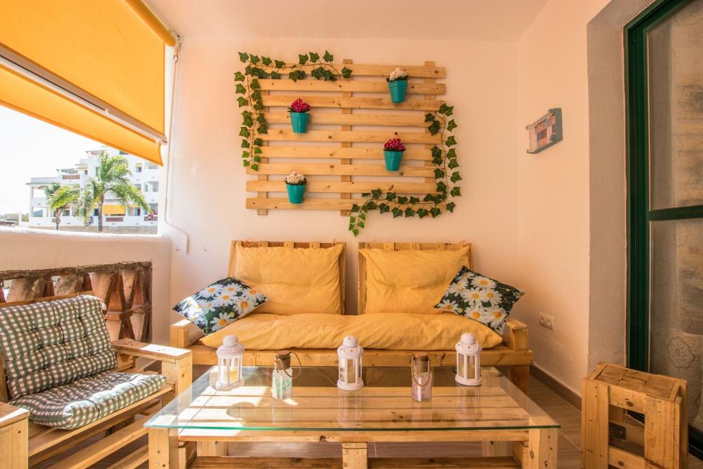 ein Wohnzimmer mit einem Sofa und einem Tisch in der Unterkunft Casa Pueblo Torrequebrada in Benalmádena