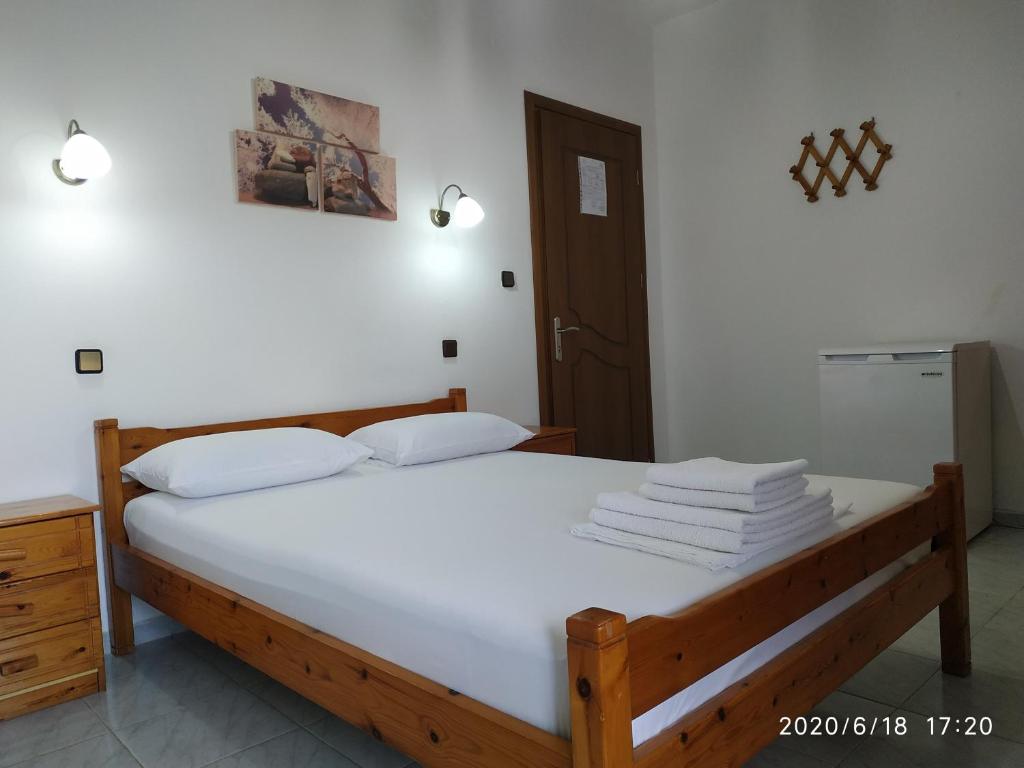 Postel nebo postele na pokoji v ubytování Akamatis Giorgos