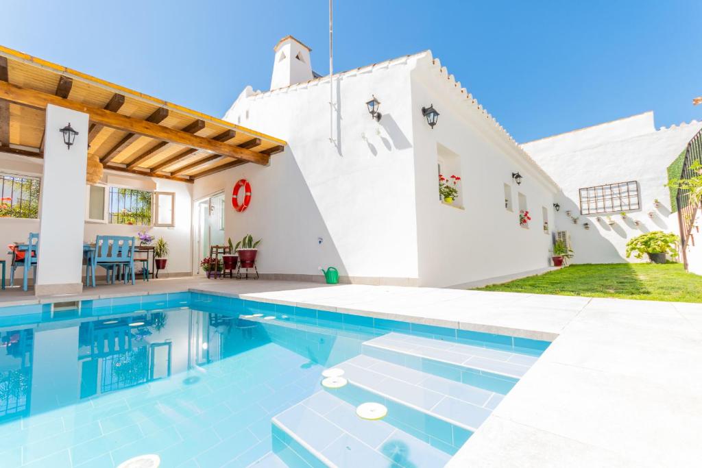 a villa with a swimming pool and a house at Cubo's Casa de Rebollo in Cártama