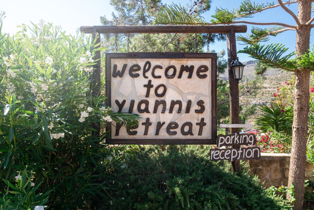 Znak, który mówi: "Witaj, chcesz spróbować". w obiekcie Yiannis Retreat w mieście Kato Zakros