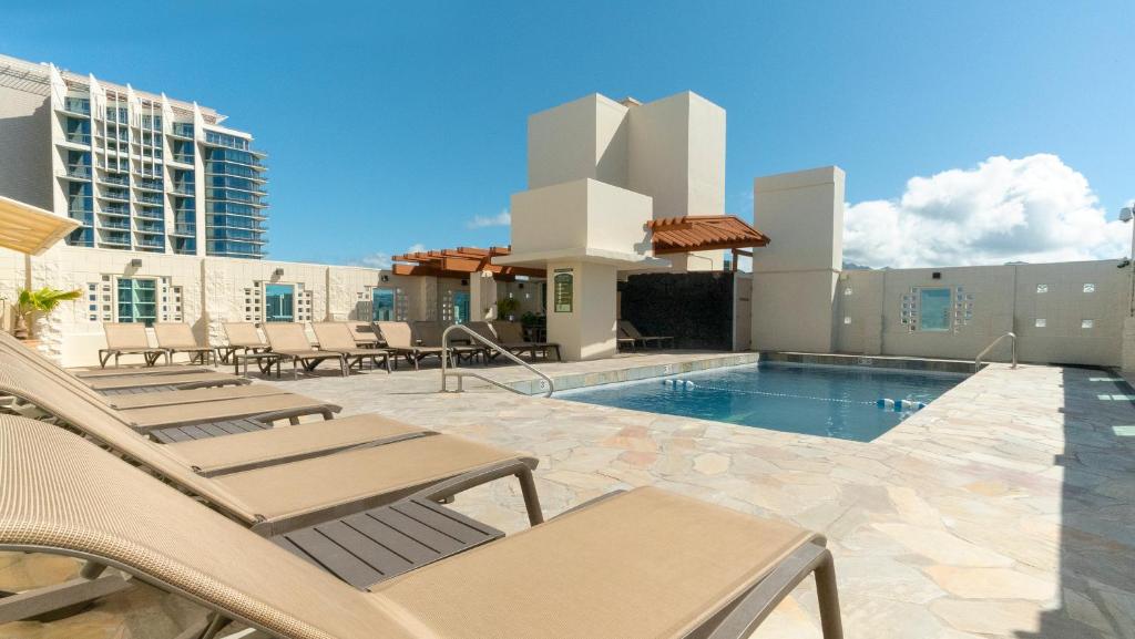 Bazén v ubytování Imperial Hawaii Resort nebo v jeho okolí