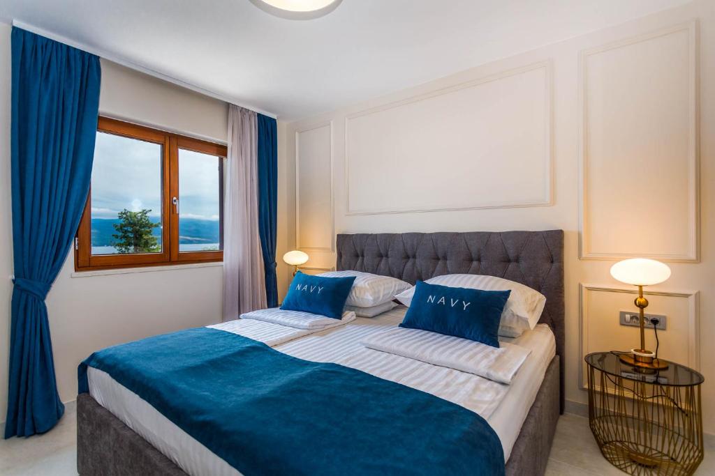 Postel nebo postele na pokoji v ubytování Apartments Olivia & Navy, Šilo