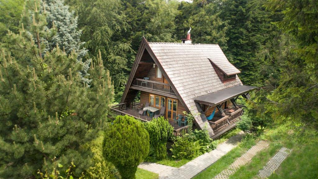uma vista superior de uma casa na floresta em Klimatyczna Chatka u Podnóża Góry em Porąbka