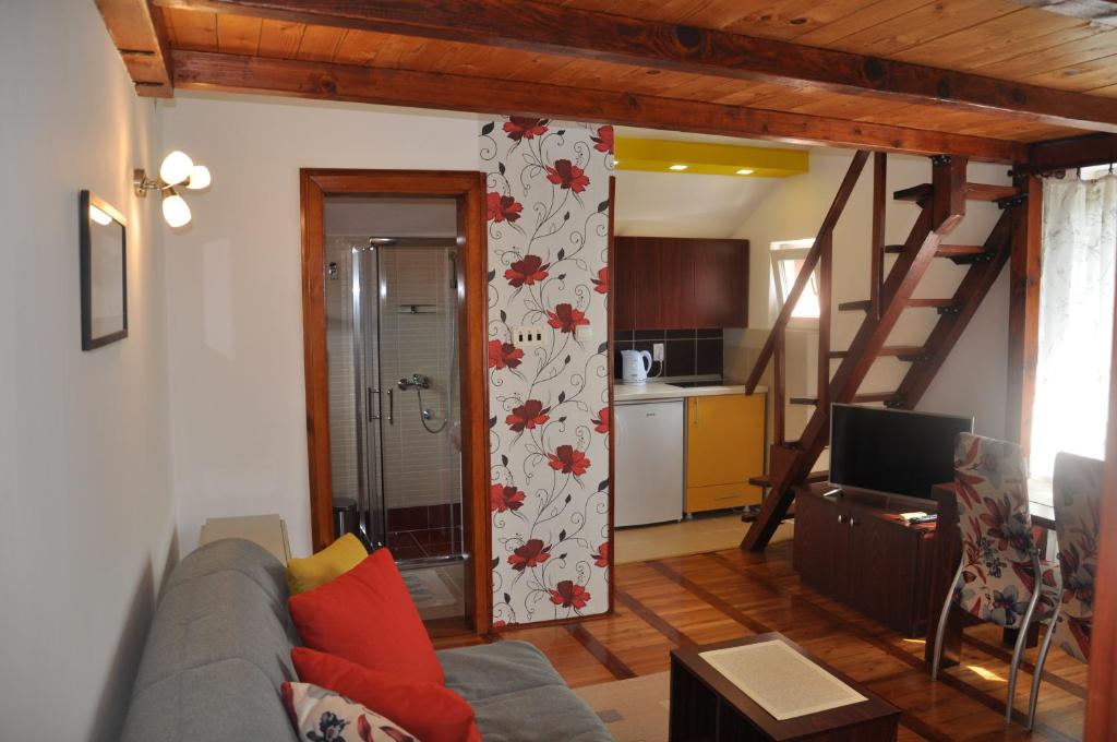 sala de estar con sofá y cocina en Sweet Apartment en Zaječar