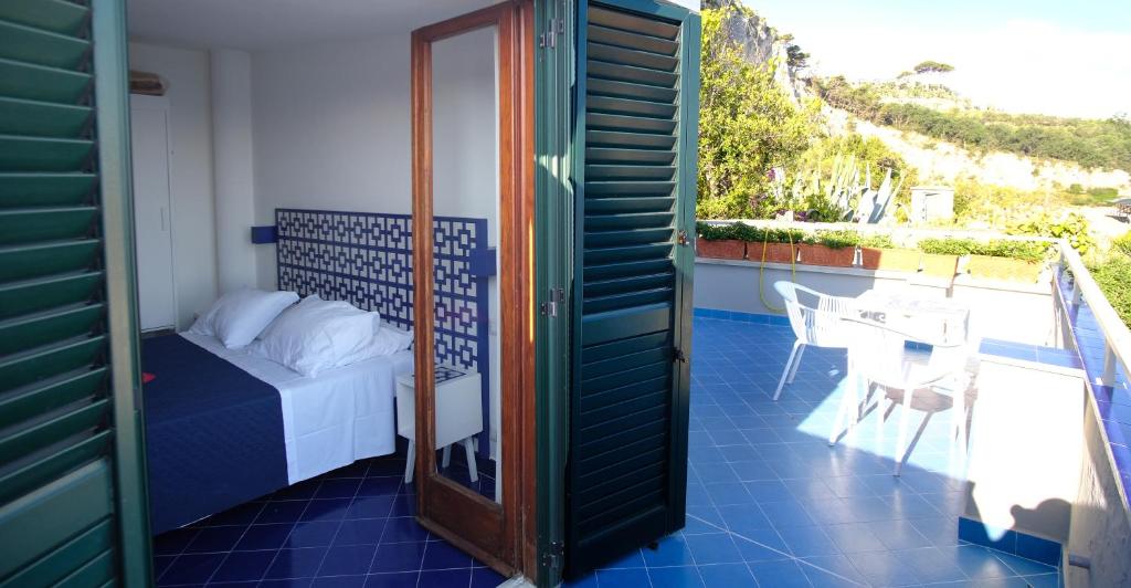 Uma varanda ou terraço em Hotel Baia Di Puolo