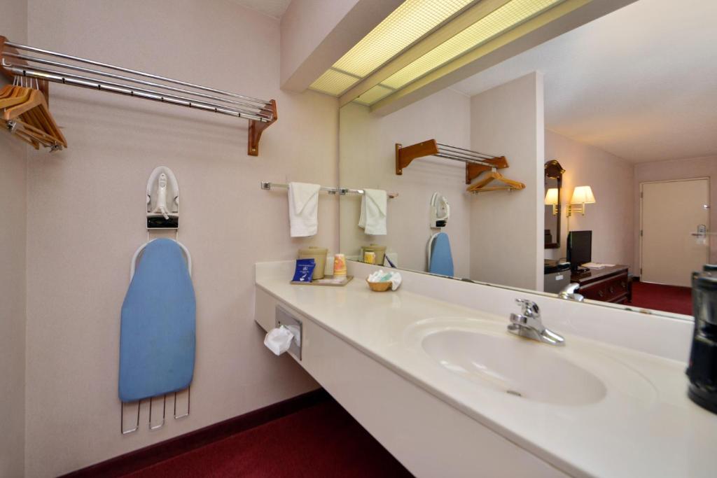 Nations Inn - West Jefferson - King Room - Zugang Zur Behinderung