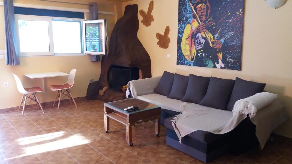 sala de estar con sofá y chimenea en Village Life Studio, en Kanakádes