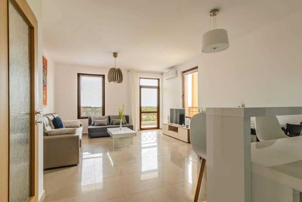Lighthouse Golf & Spa, 2 Bedroom Apartment Pool View By Deluxe Stay