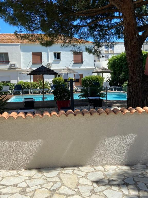 Bazén v ubytování Hôtel Neptune nebo v jeho okolí