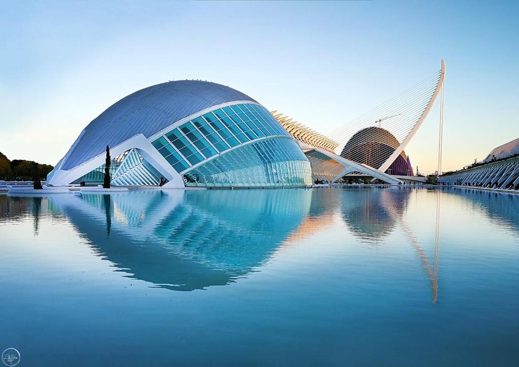 een groot gebouw op een waterlichaam bij Versus Apartment near City of Arts in Valencia