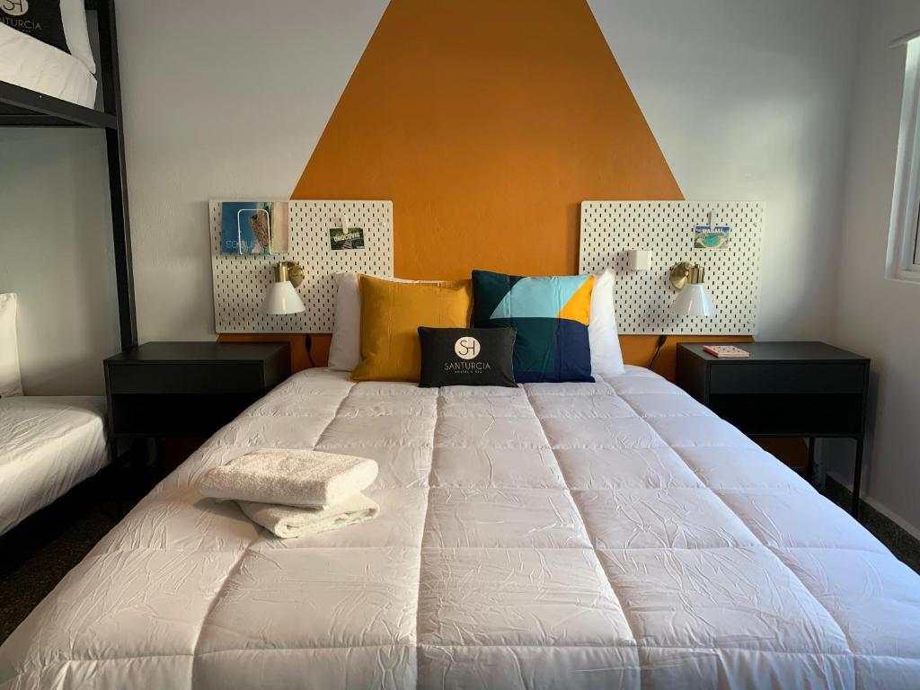 Postel nebo postele na pokoji v ubytování Santurcia Hostel