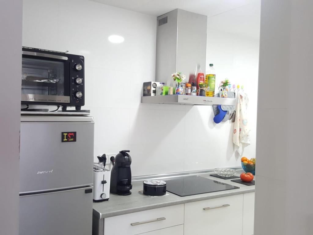 A kitchen or kitchenette at BRAVAHOLIDAYS-260-Lotus-2