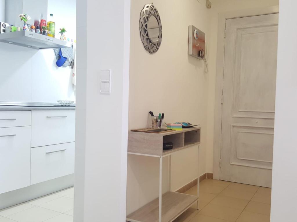 A kitchen or kitchenette at BRAVAHOLIDAYS-260-Lotus-2