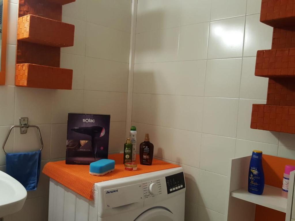 A kitchen or kitchenette at BRAVAHOLIDAYS-260-Lotus-2