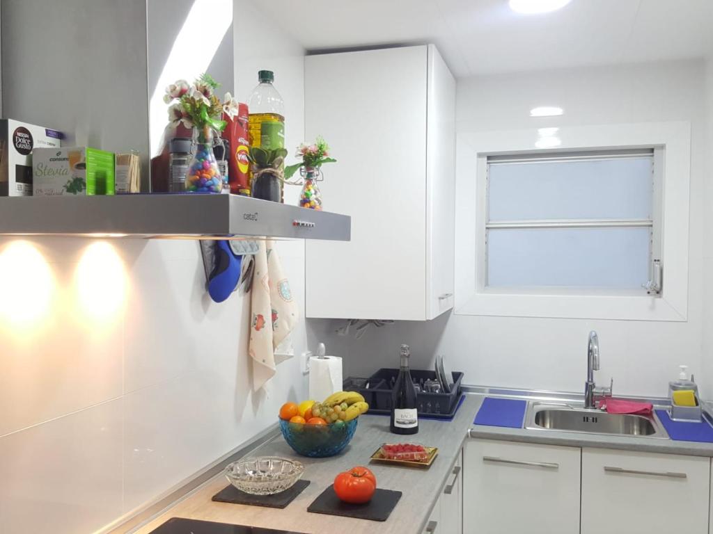 A kitchen or kitchenette at BRAVAHOLIDAYS-260-Lotus-2