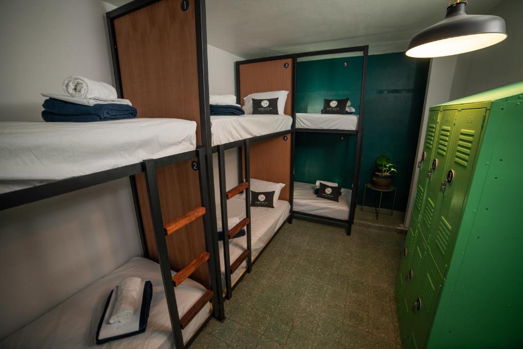 Postel nebo postele na pokoji v ubytování Santurcia Hostel