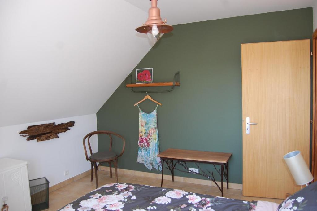 Postel nebo postele na pokoji v ubytování chambre d'hôtes de charme, un temps en forêt