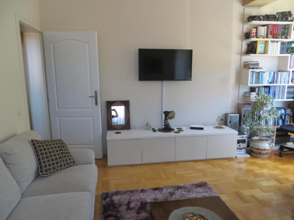 TV i/ili multimedijalni sistem u objektu Apartment Krin
